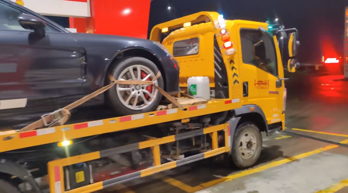 来宾行车途中遇到突发状况该如何呼叫道路救援？